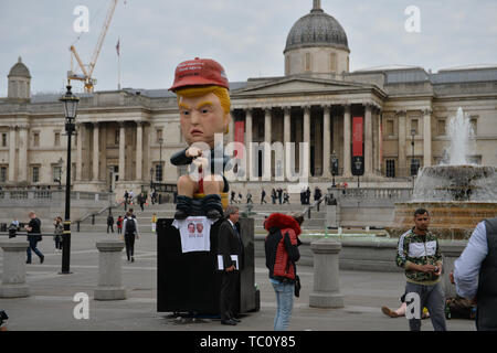 Einen 16 ft Roboter sprechen von US-Präsident Donald Trump sitzen auf einem gold wc auf dem Trafalgar Square, London Am zweiten Tag des Staatsbesuchs in Großbritannien durch US-Präsident Donald Trump. Stockfoto