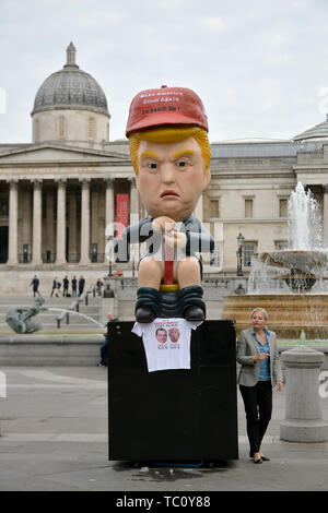 Einen 16 ft Roboter sprechen von US-Präsident Donald Trump sitzen auf einem gold wc auf dem Trafalgar Square, London Am zweiten Tag des Staatsbesuchs in Großbritannien durch US-Präsident Donald Trump. Stockfoto