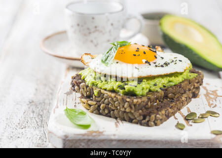 Sandwich mit Avocado und Ei Stockfoto