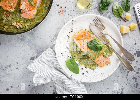 Gegrillter Lachs mit Sauce Stockfoto