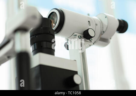Schwarz und Weiß. Neue Technologie in der Augenheilkunde Behandlung mit Linsen in mit stilvollem Design Stockfoto