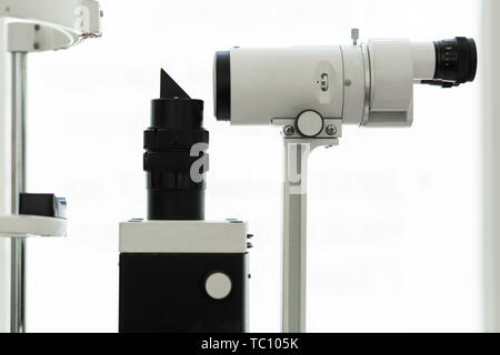 Stilvolles Design. Komplizierte innovative Geräte für Tests in Optiker Schaltschrank in der Nähe von hellen Fenster platziert Stockfoto