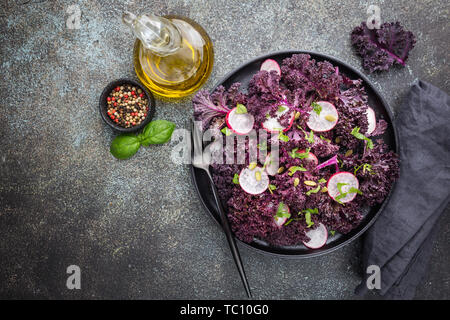 Salat von frischen roten Kale Stockfoto