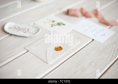 Feminine Hochzeit desktop Mock-up mit leeren Karte und Eukalyptus populus Zweig auf weißem Hintergrund schäbig Tabelle. Der leere Raum. Styled Foto Stockfoto