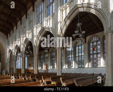 Innenraum der Kirche der Heiligen Dreifaltigkeit, Long Melford, Suffolk, England, UK mittelalterliche Glasfenster Stockfoto