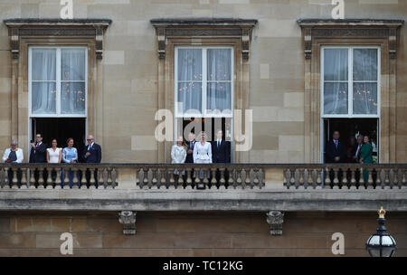 (Das Fenster) Ivanka Trump (Mitte) und Jared Kushner (rechts), mit (rechtes Fenster) Sarah Sanders (rechts), Pressesprecher des Donald Trump, und John Bolton (2. rechts), Nationaler Sicherheitsberater der Vereinigten Staaten, während der feierlichen Willkommen im Buckingham Palace, London, am ersten Tag seiner dreitägigen Staatsbesuch in Großbritannien. Stockfoto