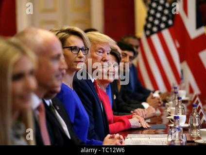 US-Präsident Trump (4 links) in einem Business Frühstück Treffen mit Premierminister Theresa May im St James's Palace, London, am zweiten Tag seines Staatsbesuchs in Großbritannien. Stockfoto