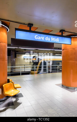 Eine Straßenbahn verlassen die leere Plattform in der Gare du Midi/ZUIDSTATION U-Bahn Station, unter der Brüsseler Südbahnhof in Belgien. Stockfoto