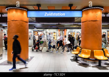 Fahrgäste aus dem Zug in die Gare du Midi/ZUIDSTATION U-Bahn Station, unter der Brüsseler Südbahnhof in Belgien. Stockfoto