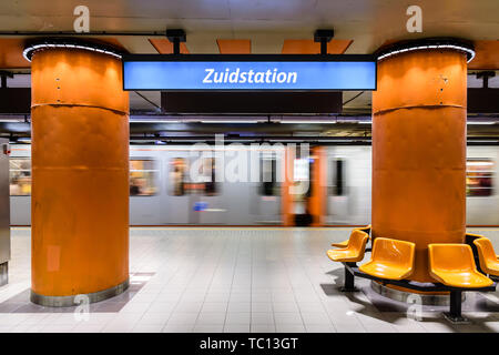 Ein Zug von der Gare du Midi/ZUIDSTATION U-Bahn Station, unter der Brüsseler Südbahnhof in Belgien. Stockfoto