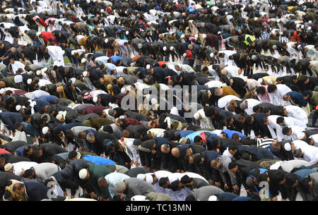 Sonnenanbeter besuchen morgen Gebet während Eid Feiern im Kleinen Heide Park, Birmingham. Stockfoto