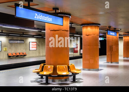 Leere u-Plattformen in der Gare du Midi/ZUIDSTATION U-Bahn Station, unter der Brüsseler Südbahnhof in Belgien. Stockfoto