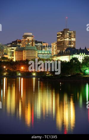 Ottawa in der Nacht über den Fluss mit der historischen Architektur. Stockfoto