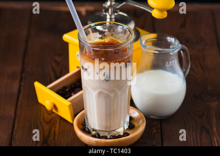 Eiskaffee in hohe Gläser auf einem Teller. Kopieren Sie Platz. Holz- Hintergrund. Stockfoto