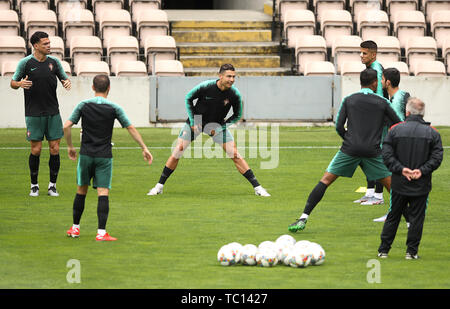 Portugals Cristiano Ronaldo (Mitte) mit Teamkollegen während des Trainings im Estadio do Bessa, Porto. Stockfoto