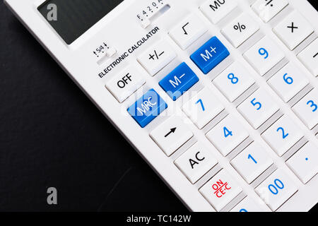 Taschenrechner auf schwarzem Hintergrund Stockfoto