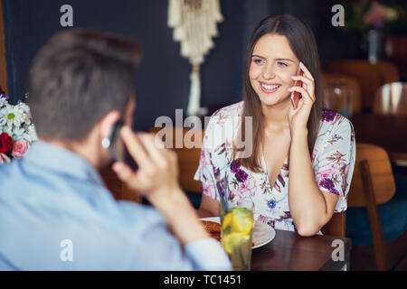 Bild von romantisches Paar dating im Pub Stockfoto