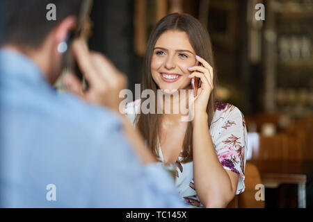 Bild von romantisches Paar dating im Pub Stockfoto