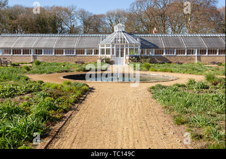 Garten von Piet Oudolf an Scampston Hall, Yorkshire, England, UK-mehrjährig Wiese, Teich und Pavillon entworfen Stockfoto