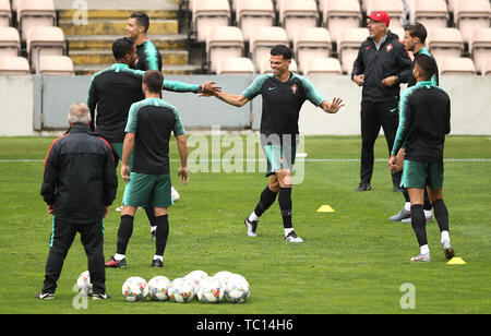 Portugals Pepe (Mitte) mit Teamkollegen während des Trainings im Estadio do Bessa, Porto. Stockfoto