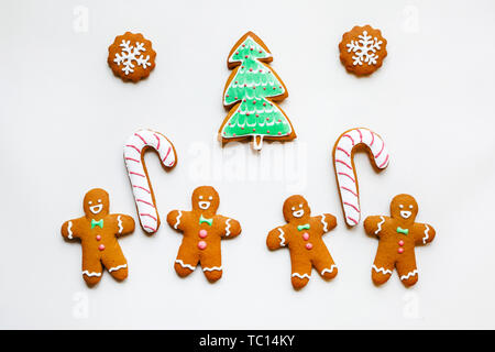 Handgefertigte festliche Lebkuchen Kekse in Form von Sternen, Schneeflocken, Menschen, Socken, Personal, Fäustlinge, Weihnachtsbäume, Herz für Weihnachten und Neujahr ho Stockfoto