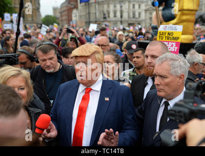 Bildunterschrift Korrektur ein Mann gekleidet, wie US-Präsident Donald Trump in Trafalgar Square in London am zweiten Tag seines Staatsbesuchs in Großbritannien eintrifft. Stockfoto