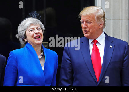 Premierminister Theresa May begrüßt US-Präsident Donald Trump Downing Street, London, am zweiten Tag seines Staatsbesuchs in Großbritannien. Stockfoto