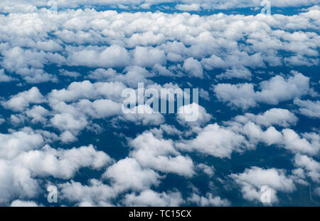 Luftaufnahme der Berge, Felder, Dörfer, Städte unter dem blauen Himmel und weißen Wolken des Heilongjiang Fluss Stockfoto