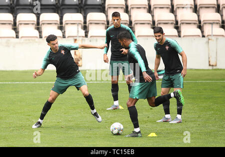 Portugals Pepe (links) und Dyego Sousa Kampf um den Ball so Joao Cancelo (Mitte) und Goncalo Guedes (rechts) Uhren auf während des Trainings im Estadio Bessa, Porto. Stockfoto