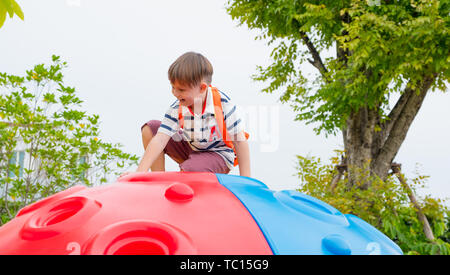 Kid Boy und Rucksack Spaß auf Kinder Spielzeug klettern in der Schule Spielplatz spielen, Aktivitäten im Freien zurück zur Schule. Stockfoto