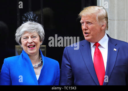 Premierminister Theresa May begrüßt US-Präsident Donald Trump Downing Street, London, am zweiten Tag seines Staatsbesuchs in Großbritannien. Stockfoto