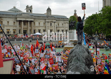 Demonstranten versammeln sich in Trafalgar Square in London am zweiten Tag des Staatsbesuchs in Großbritannien durch US-Präsident Donald Trump. Stockfoto