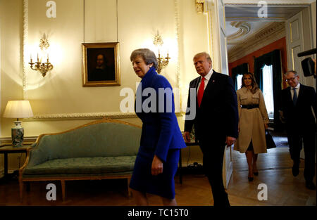 Premierminister Theresa May (links) und Philip (rechts) mit US-Präsident Donald Trump und First Lady Melania Trump in Downing Street, London, am zweiten Tag seines Staatsbesuchs in Großbritannien. Stockfoto