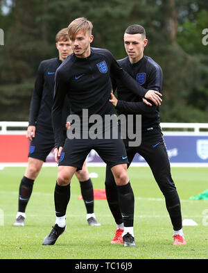 England unter 21 ist James Maddison (links) und Phil Foden während des Trainings im St George's Park, Burton. Stockfoto