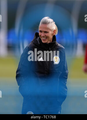 Schottland manager Shelley Kerr während des Trainings an Oriam, Edinburgh. Stockfoto