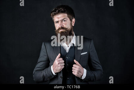 Ich liebe meinen Job. Bärtiger Mann Mafia Boss. Männliche formale Art und Weise. Stilvolle Mafia Boss. Geschäftsmann in Anzug. Mafia Boss. Reifen Hipster mit Bart. brutale kaukasischen Hipster mit Schnurrbart. Stockfoto