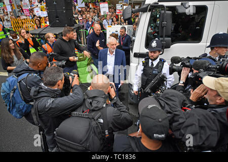 Labour-führer Jeremy Corbyn kommt an eine anti-Trumpf-Protest in Whitehall, London zu sprechen, am zweiten Tag der Staatsbesuch in Großbritannien durch US-Präsident Donald Trump. Stockfoto