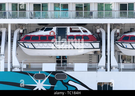 Mehrere Deck von Luxus Expedition Passagier Kreuzfahrtschiff Norwegian Jewel (Norwegian Cruise Line) mit Rettungsboote an Bord eines Schiffes Stockfoto