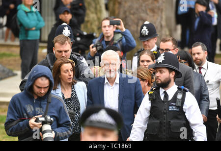 Labour-führer Jerermy Corbyn kommt an eine anti-Trumpf-Demonstration auf dem Whitehall, London Am zweiten Tag des Staatsbesuchs in Großbritannien durch US-Präsident Donald Trump zu sprechen. Stockfoto