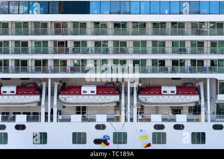 Mehrere Deck von Luxus Expedition Passagier Kreuzfahrtschiff Norwegian Jewel (Norwegian Cruise Line) mit Rettungsboote an Bord eines Schiffes Stockfoto