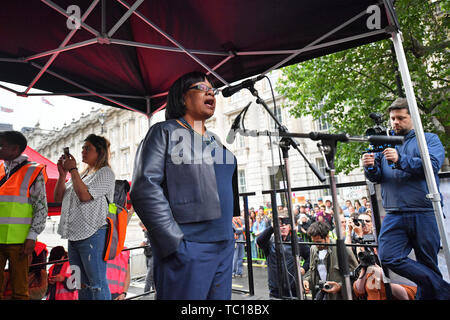 Shadow Home Secretary Diane Abbott sprechen auf der Bühne ein anti-Trumpf-Protest in Whitehall, London, am zweiten Tag der Staatsbesuch in Großbritannien durch US-Präsident Donald Trump. Stockfoto