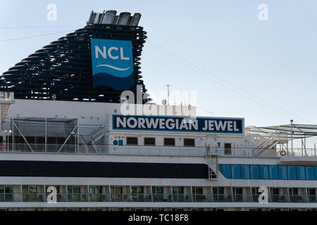 Upper Deck der Passagier Expedition Kreuzfahrtschiff Norwegian Jewel (Norwegian Cruise Line) mit Rohr in gutem Wetter Stockfoto