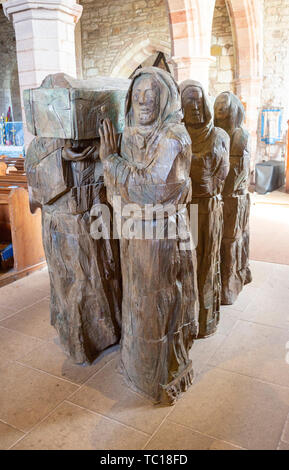 "Die Reise" Skulptur von Mönchen, die Körper des Heiligen Cuthbert von Fenwick Lawson heilige Insel 1999, Northumberland, England, Großbritannien Stockfoto