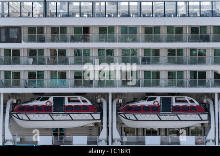 Mehrere Deck von Luxus Expedition Passagier Kreuzfahrtschiff Norwegian Jewel (Norwegian Cruise Line) mit Rettungsboote an Bord eines Schiffes Stockfoto