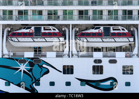 Mehrere Deck von Luxus Expedition Passagier Kreuzfahrtschiff Norwegian Jewel (Norwegian Cruise Line) mit Rettungsboote an Bord eines Schiffes Stockfoto