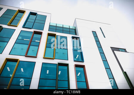 Dublin, Irland - 12. Februar 2019: architektonisches Detail eines neuen Gebäudes in der High-Tech-Viertel von Dublin Docks an einem Wintertag Stockfoto