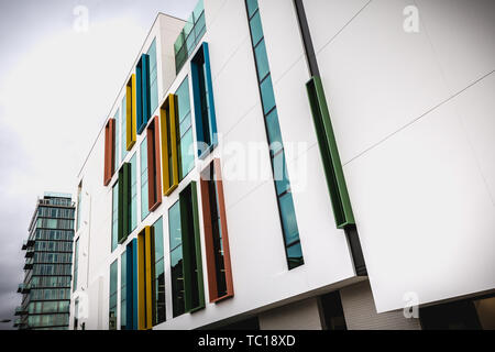 Dublin, Irland - 12. Februar 2019: architektonisches Detail eines neuen Gebäudes in der High-Tech-Viertel von Dublin Docks an einem Wintertag Stockfoto