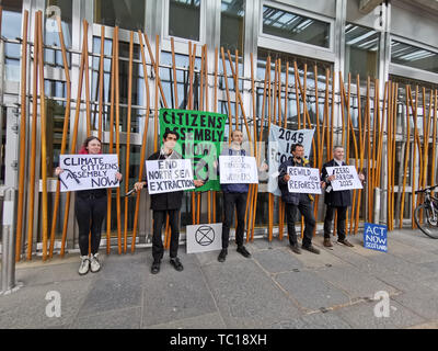 Fünf Aktivisten aus dem Aussterben Rebellion Schottland Gruppe mit Kette um den Hals, die Ketteten sich an den Holyrood Gebäude mit den Mitteln der Befreiung zu den Führern der SNP, Konservativen, der Arbeit, der schottischen Grünen und die Liberalen Demokraten gesendet. Stockfoto