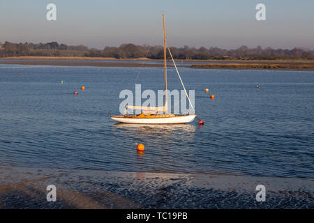 Kleine Segelyacht günstig im Winter auf Fluß Deben, Waldringfield, Suffolk, England, Großbritannien Stockfoto