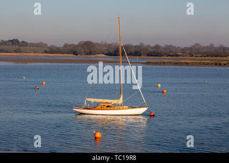 Kleine Segelyacht günstig im Winter auf Fluß Deben, Waldringfield, Suffolk, England, Großbritannien Stockfoto